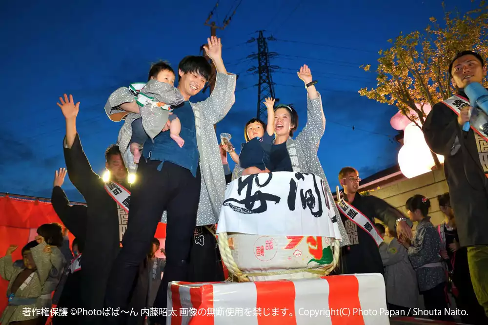 浜松まつり初練りの夜、町内の初屋でのお祝い写真
