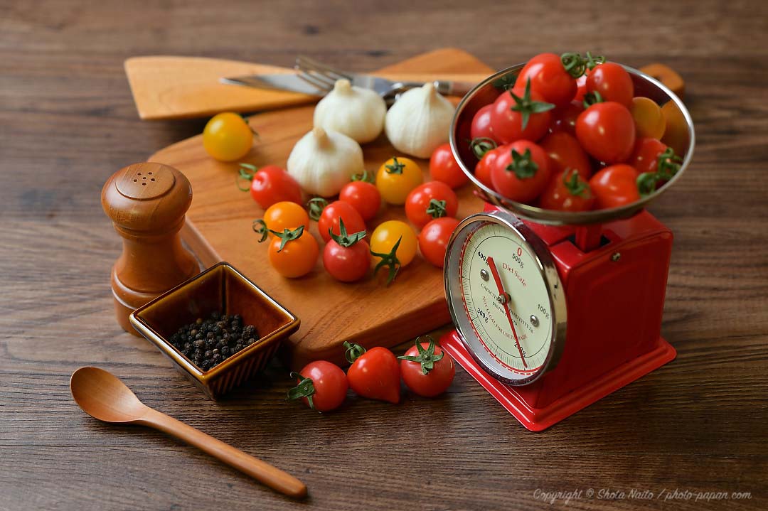 テーブルに並んだ食材や調理器具の料理写真作例（ストックフォトPIXTA販売用）