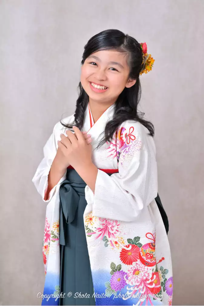 卒業式お祝い、和装の袴姿の女の子のポートレート
