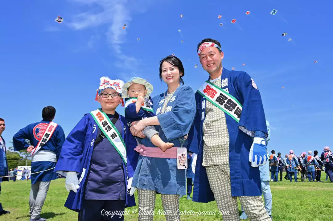 浜松まつりの凧場で出張撮影、初凧お祝いのご家族写真