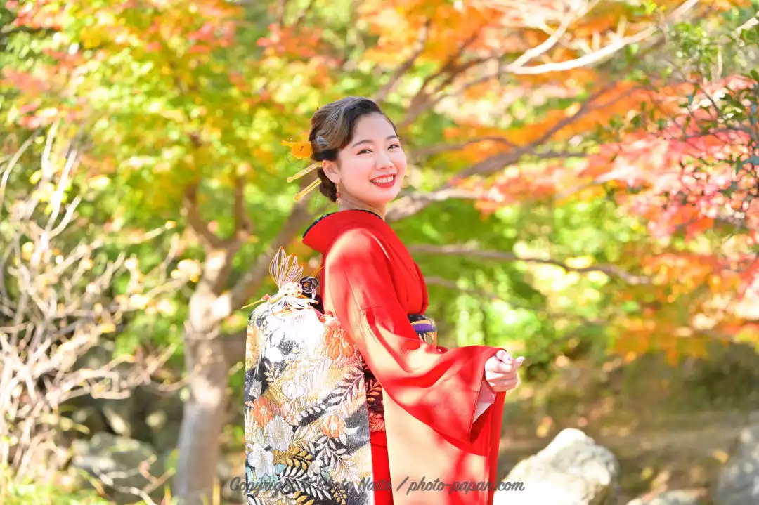 秋の紅葉、浜松城公園日本庭園にて成人式前撮り写真
