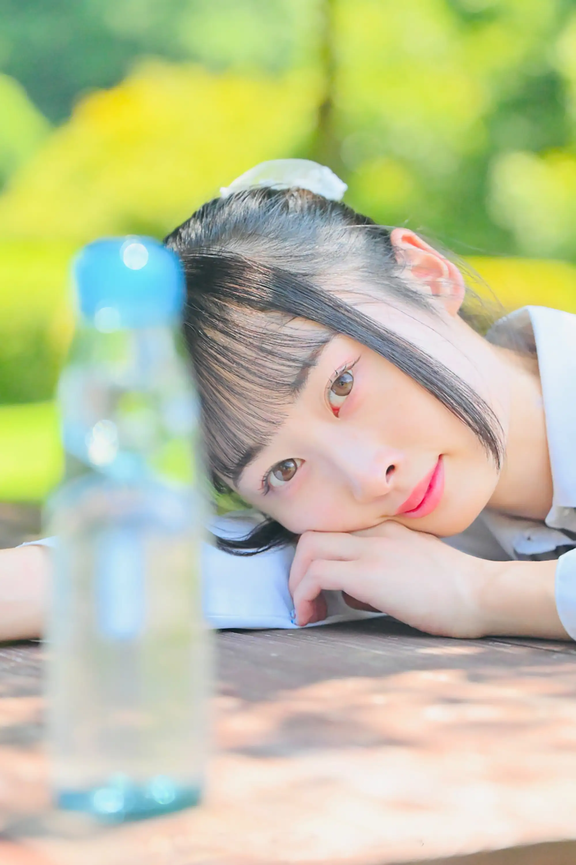 遠州森町のアクティ森で、青いラムネ瓶をテーブルに置いて撮影した夏の女性ポートレート