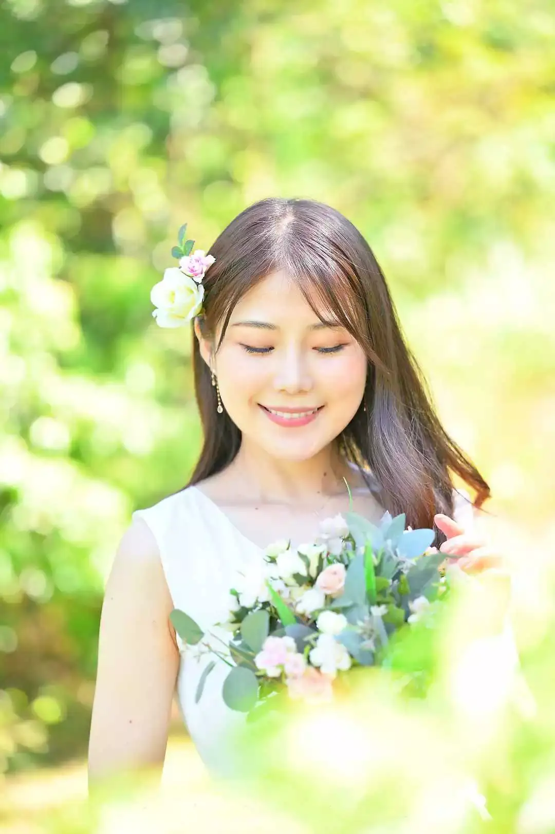 浜松市で撮影した、新緑の淡い光に包まれブーケを手にする新婦のブライダルロケーションフォト