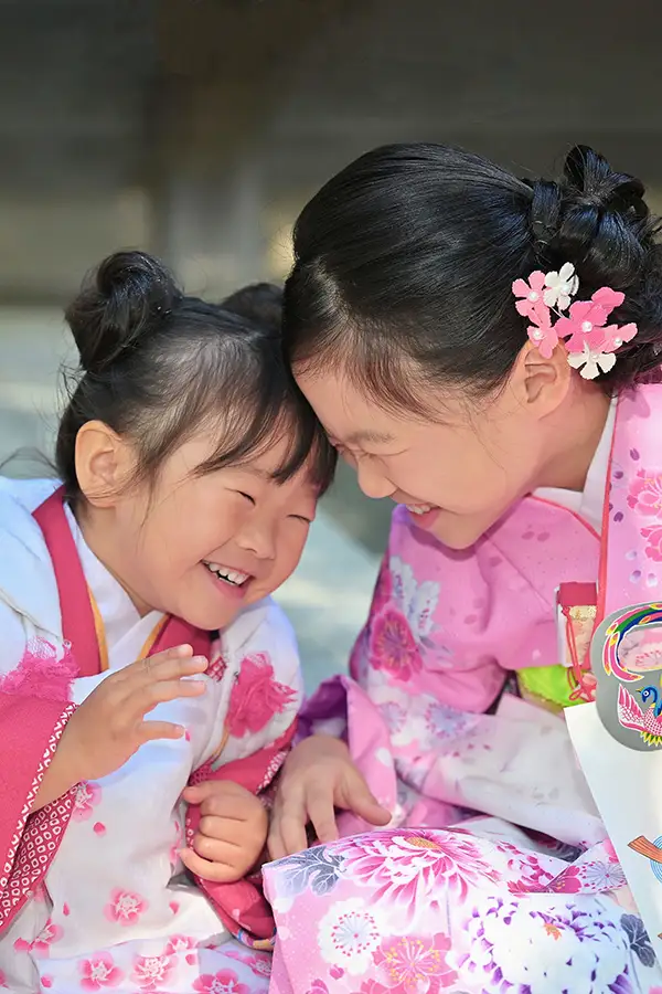 “浜松市の神社にて、七五三お祝いの姉妹”