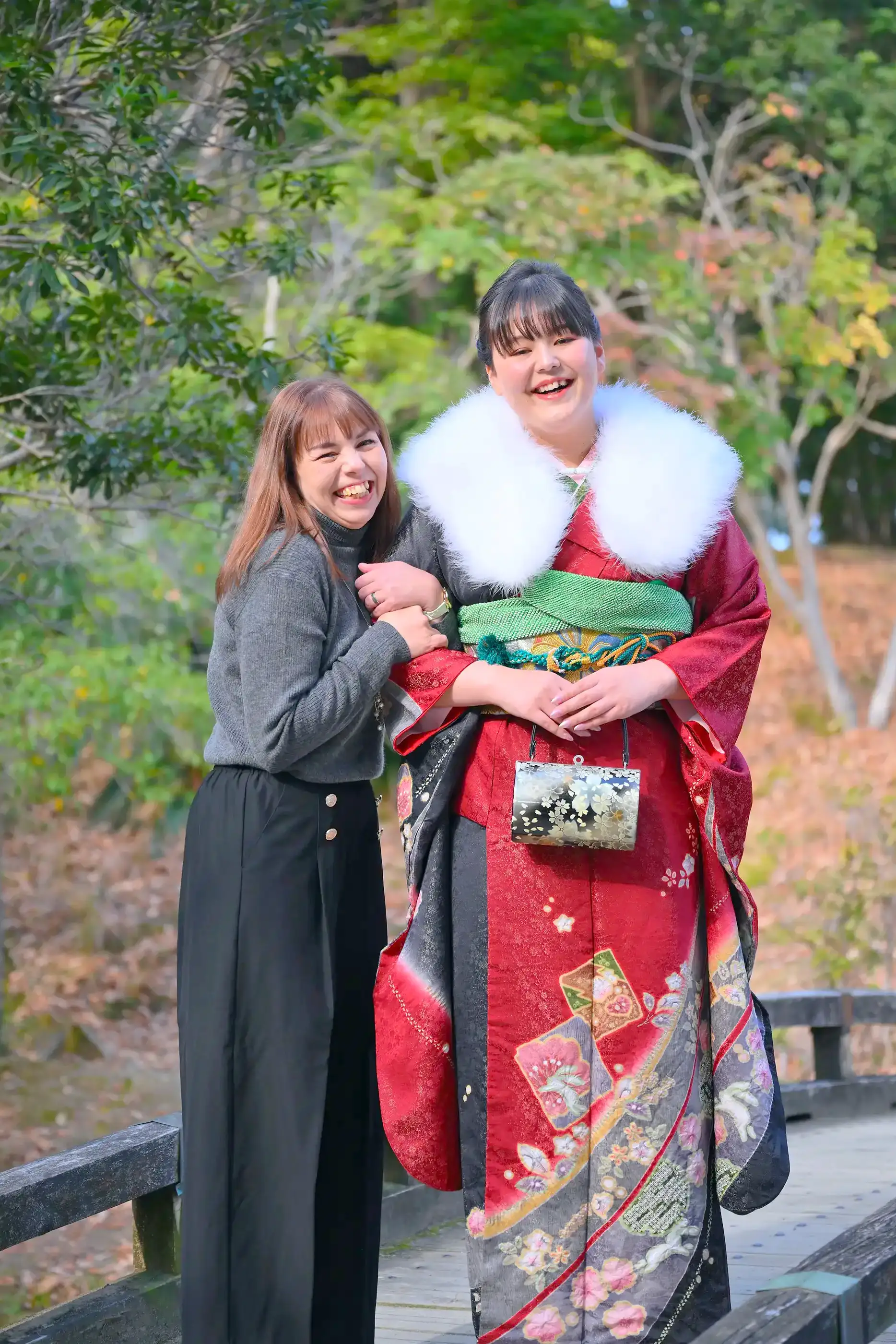 浜松市の浜松城公園で撮影した、成人式前撮りの母娘が腕を組んで笑う記念写真