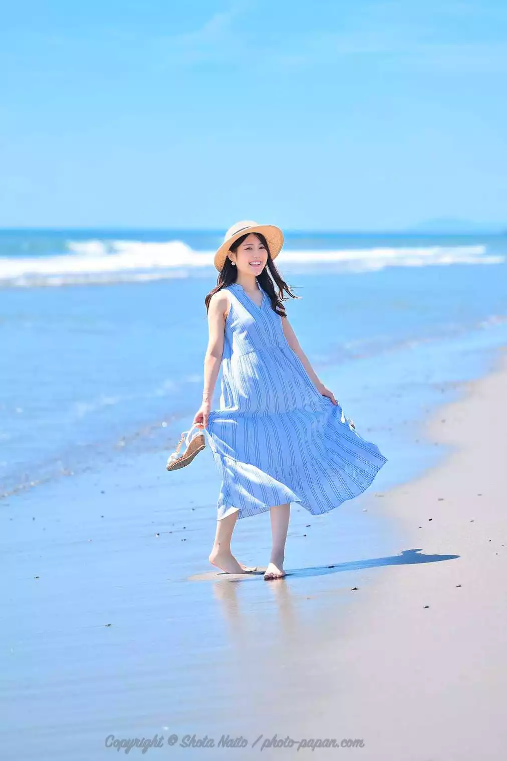 遠州灘海岸にて、青い海と白い砂浜のロケーションポートレート撮影