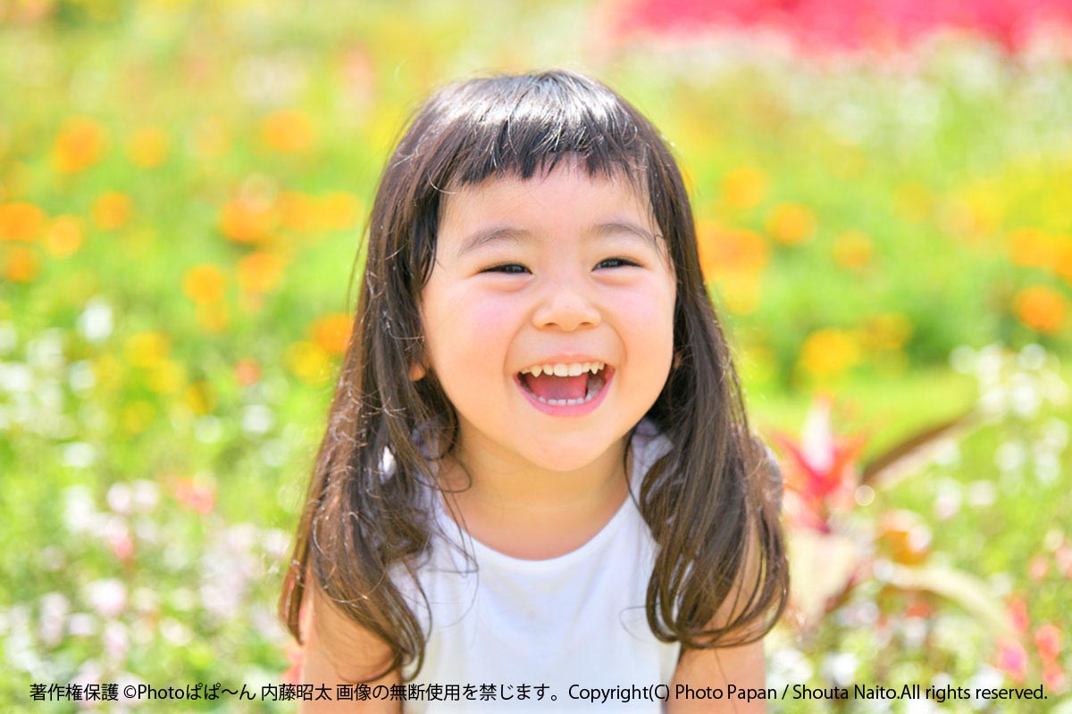 子どもポートレート写真（お花畑と笑顔の子供）