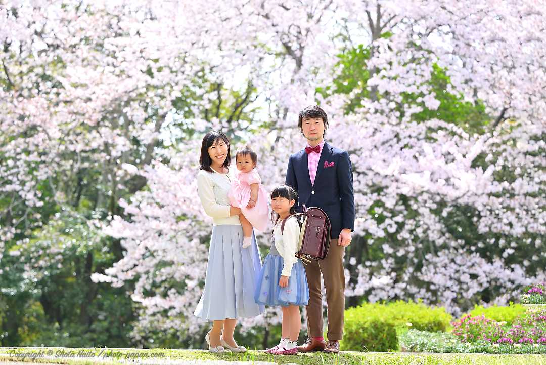 春の小学校入学を祝う家族写真