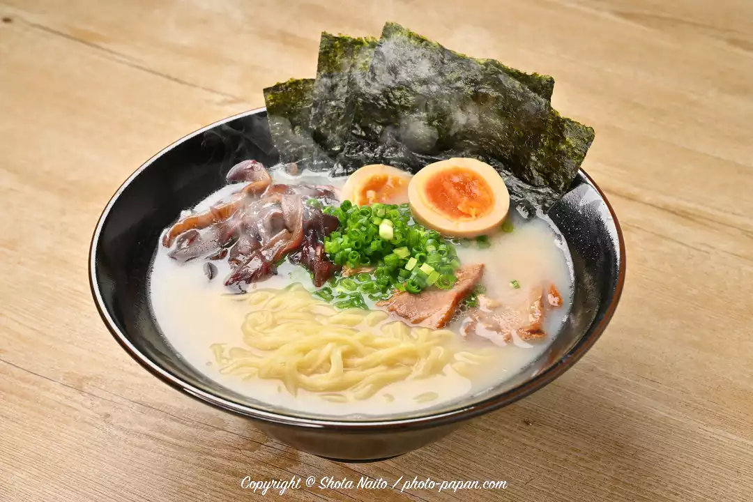とんこつラーメンの料理写真作例（ストックフォトPIXTA販売用）